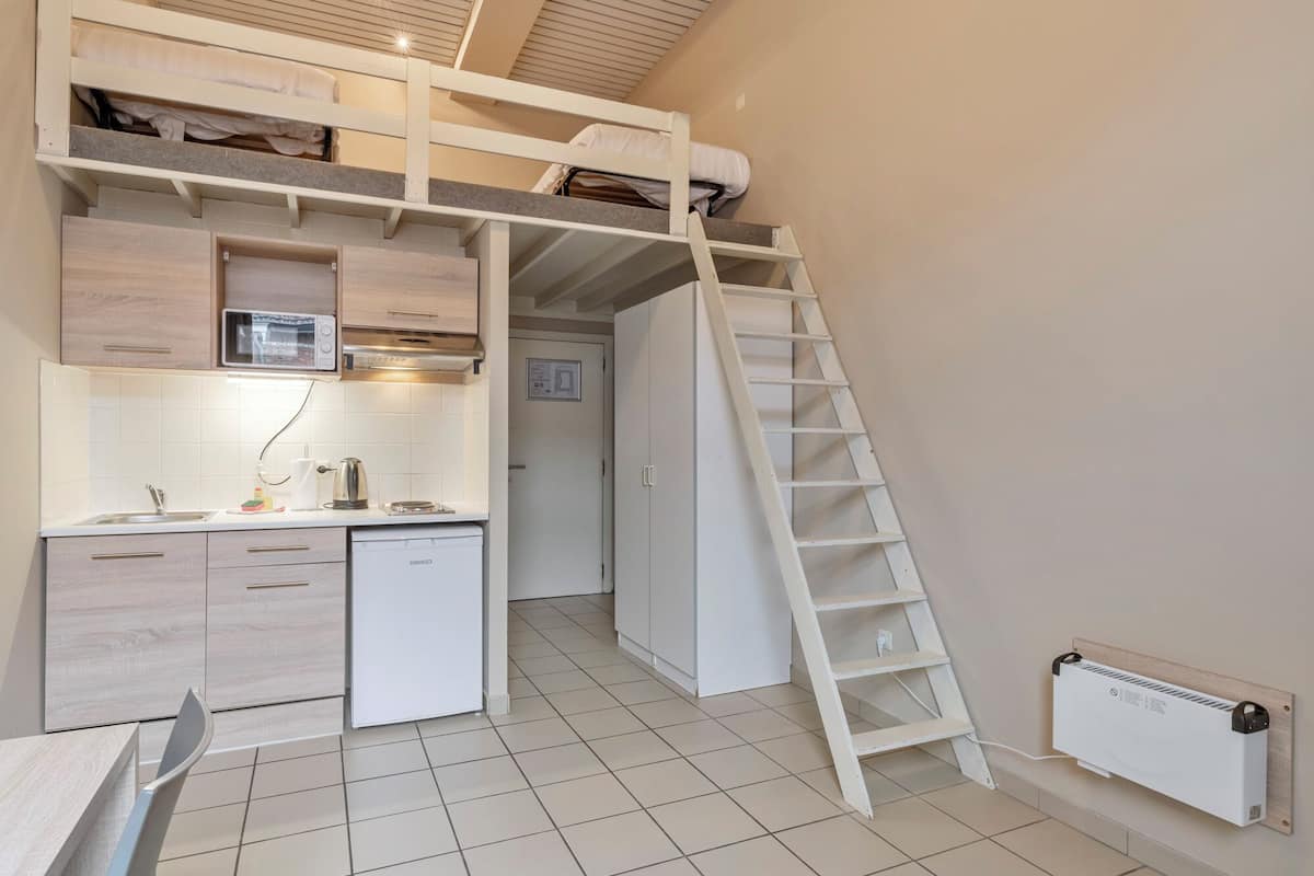 Student Flat Semi Duplex Twin | Individually decorated, individually furnished, desk, blackout curtains