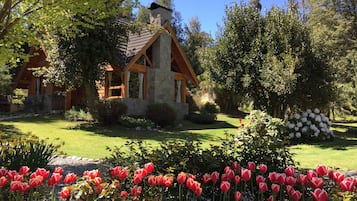 Bungalow, 2 makuuhuonetta (Fuego & Campo) | Ylelliset vuodevaatteet, untuvapeitot, pillowtop-patjalliset sängyt