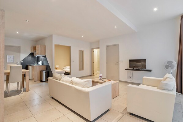 Apartamento, 2 quartos | Área de estar | TV LCD