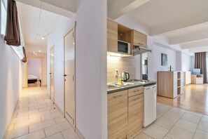Apartamento, 2 quartos | Cozinha privada | Geladeira, micro-ondas, cooktop, cafeteira/chaleira