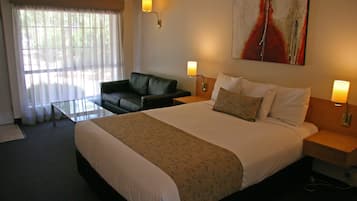 Minibar, meja kerja, setrika/meja setrika, dan Wi-Fi gratis