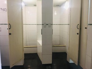 Shower, rainfall showerhead, free toiletries, towels - Hotel Chipre (Buenos Aires)