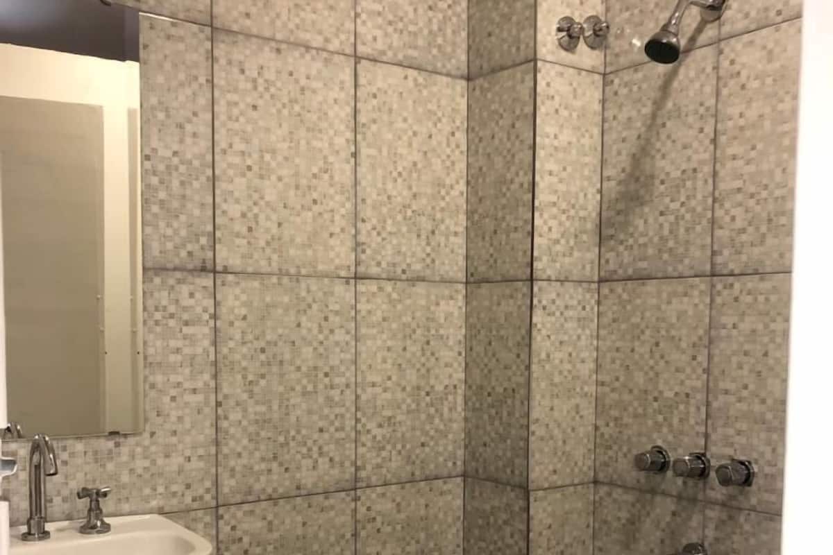 Shower, rainfall showerhead, free toiletries, towels