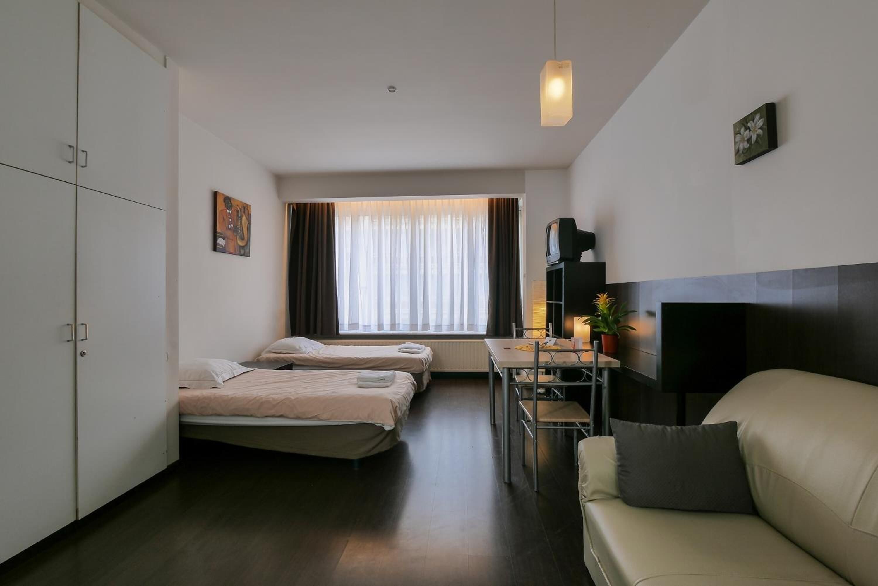 Trang trí khác biệt, trang bị nội thất với thiết kế riêng biệt, bàn 