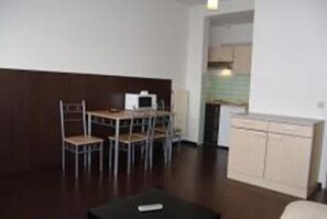 그랜드 스튜디오, 싱글침대 2개 | 객실 내 식사 공간