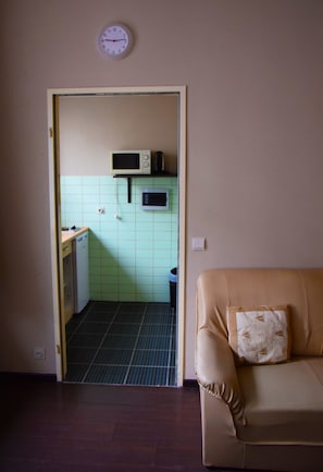 Studio, 3 Einzelbetten | Individuell dekoriert, individuell eingerichtet, Schreibtisch