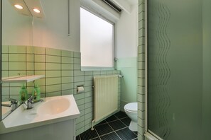 Studio, 1 Bedroom | Bathroom | Hair dryer, towels - Budget Flats Antwerpen (Antwerp)