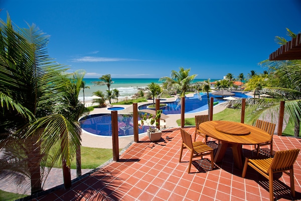 Piscina externa, guarda-sóis, espreguiçadeiras