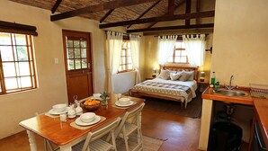 Cottage (Pear Tree) | In-room dining - Langdam-in-Koo (Robertson)