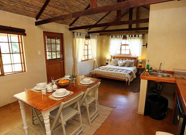 Cottage (Pear Tree) | In-room dining