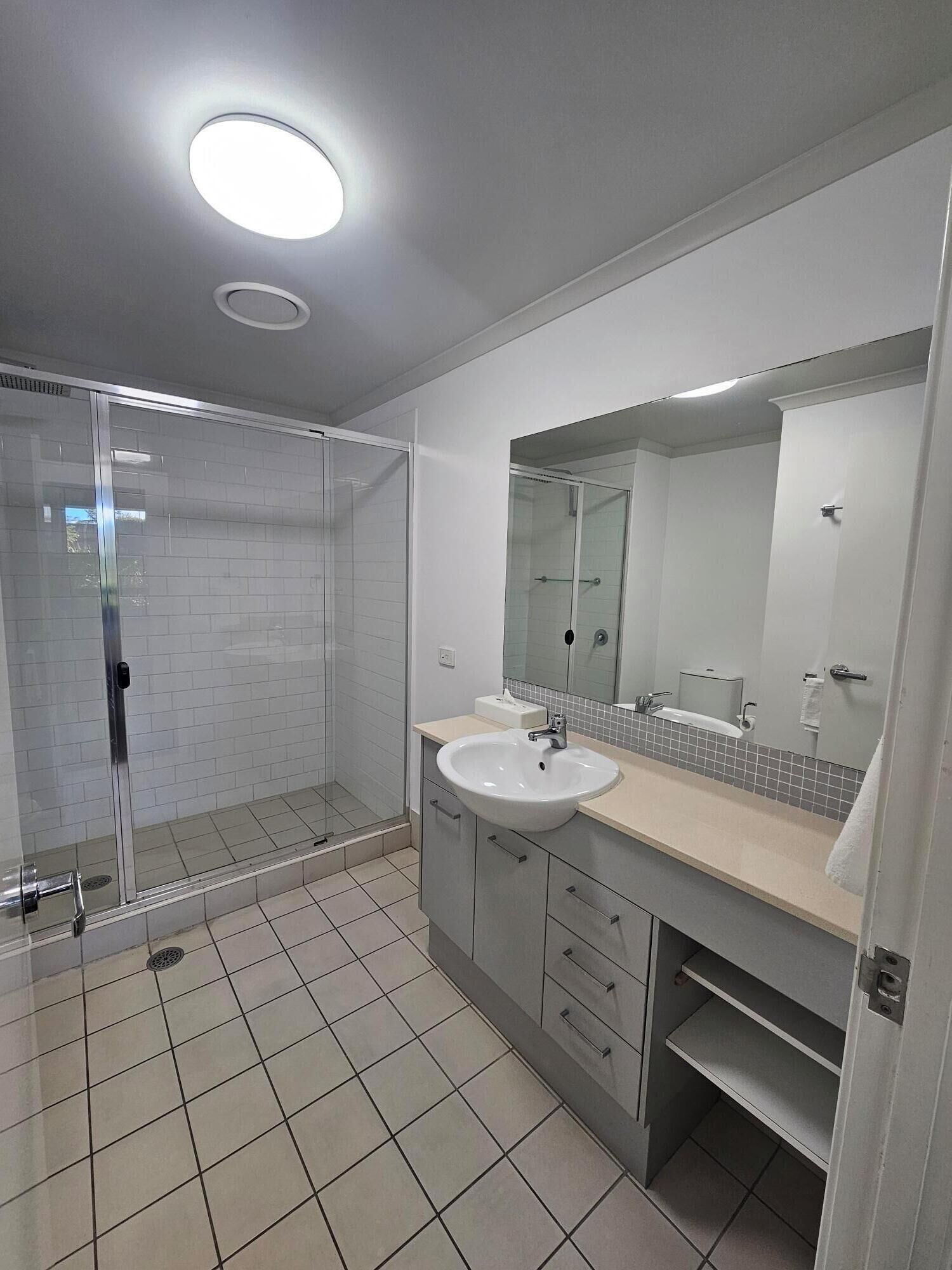1 Bedroom Apartment E | Bathroom | Shower, free toiletries, hair dryer, towels