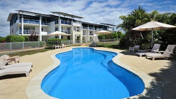 2 piscinas al aire libre (de 06:00 a 21:00), sombrillas, tumbonas