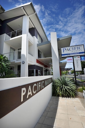 Un edificio moderno de varios pisos con un cartel que dice Pacific Marina.
