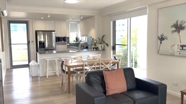 Un apartamento moderno con cocina, comedor y sala de estar.