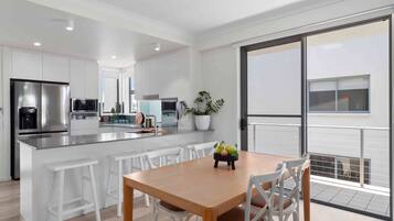 Executive-Suite, 3 Schlafzimmer | Essbereich im Zimmer