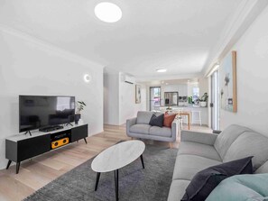 3 Bedrooms Executive Suite | Living area