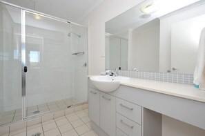 Dusche, kostenlose Toilettenartikel, Haartrockner, Handtücher