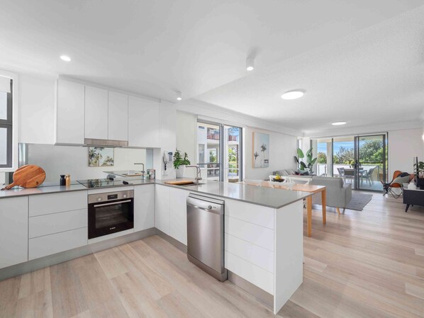 Suite exécutive, 3 chambres | Cuisine privée | Réfrigérateur grande capacité avec congélateur, four à micro-ondes