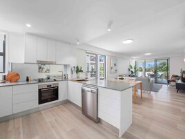 3 Bedrooms Executive Suite | Private kitchen | Full-size fridge, microwave, oven, stovetop