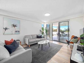 Suite exécutive, 3 chambres | Aire de séjour | Téléviseur, lecteur de DVD