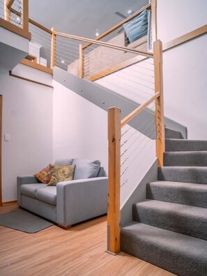 開放式套房 (Amble Over) | 客廳 | 50 吋智能電視連數碼電視頻道、DVD 播放機