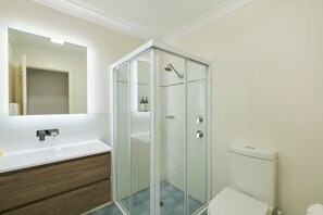 Shower, free toiletries, hair dryer, towels - Flynns on Surf Beach Villas (Port Macquarie)