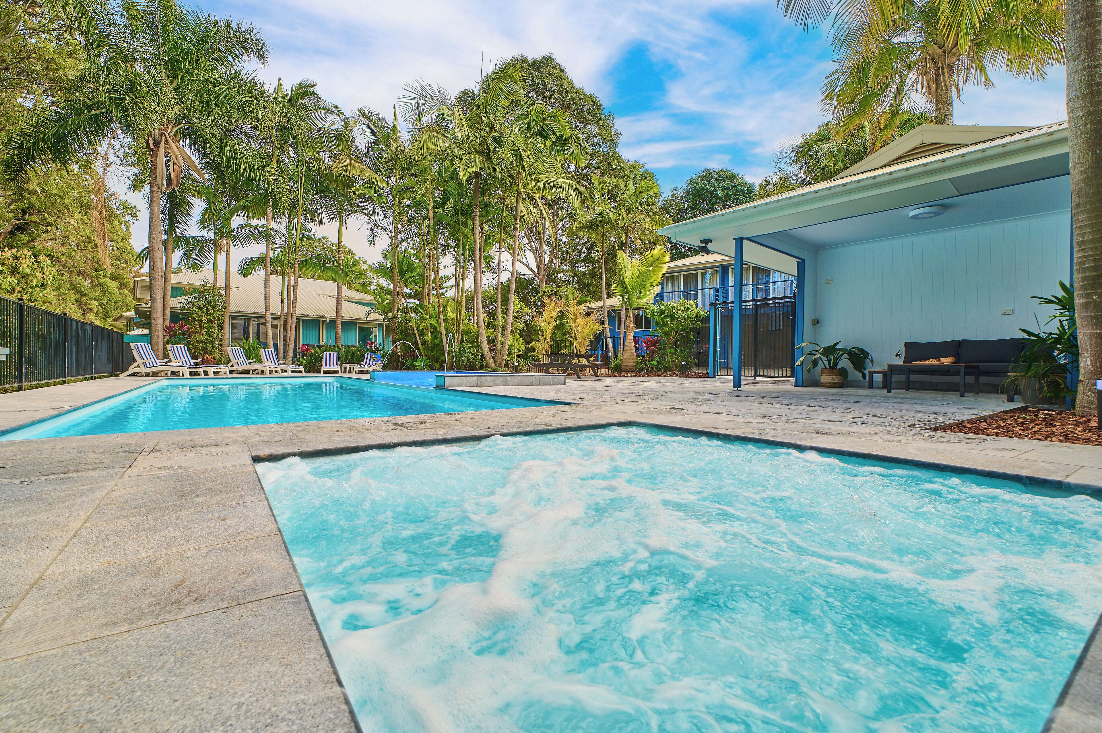 Ulkouima-allas, lämmitetty uima-allas, aurinkotuoleja