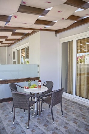 2 Restaurants, FrĂŒhstĂŒck, Mittagessen, Abendessen, griechische KĂŒche