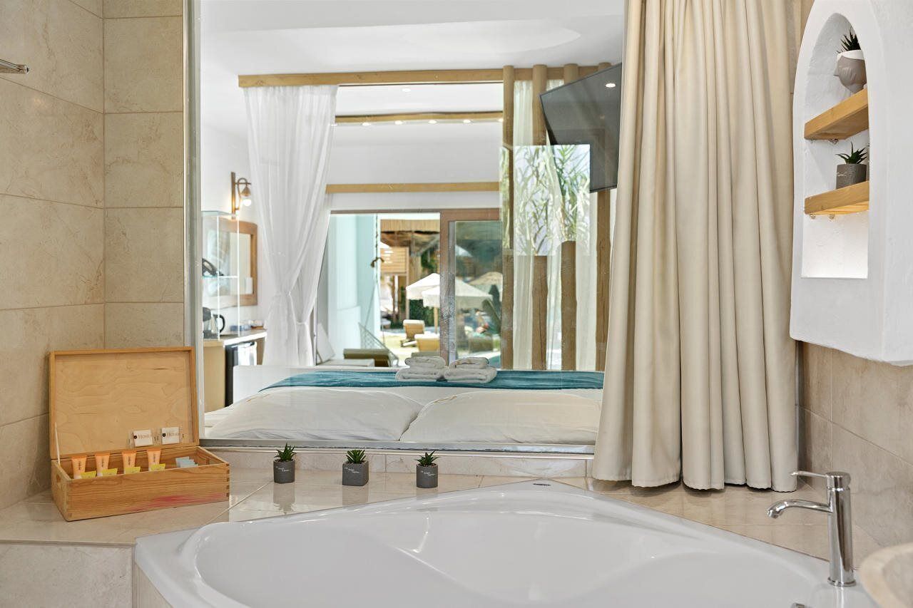 Separate tub and shower, deep soaking tub, rainfall showerhead