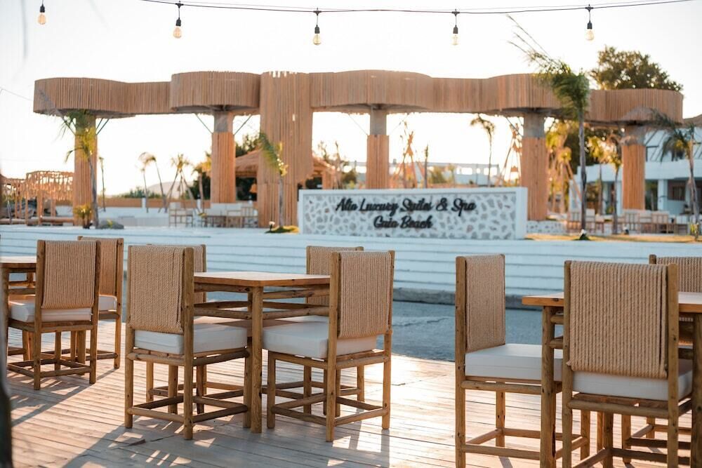 2 restaurants, breakfast, lunch, dinner served; Greek cuisine 