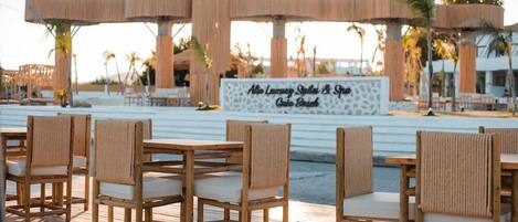 2 restaurants, breakfast, lunch, dinner served; Greek cuisine