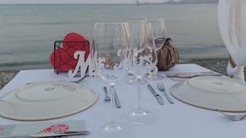 2 restaurants servant le petit déjeuner, spécialités Cuisine grecque