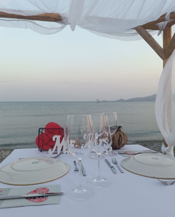2 restaurants, breakfast, lunch, dinner served; Greek cuisine 