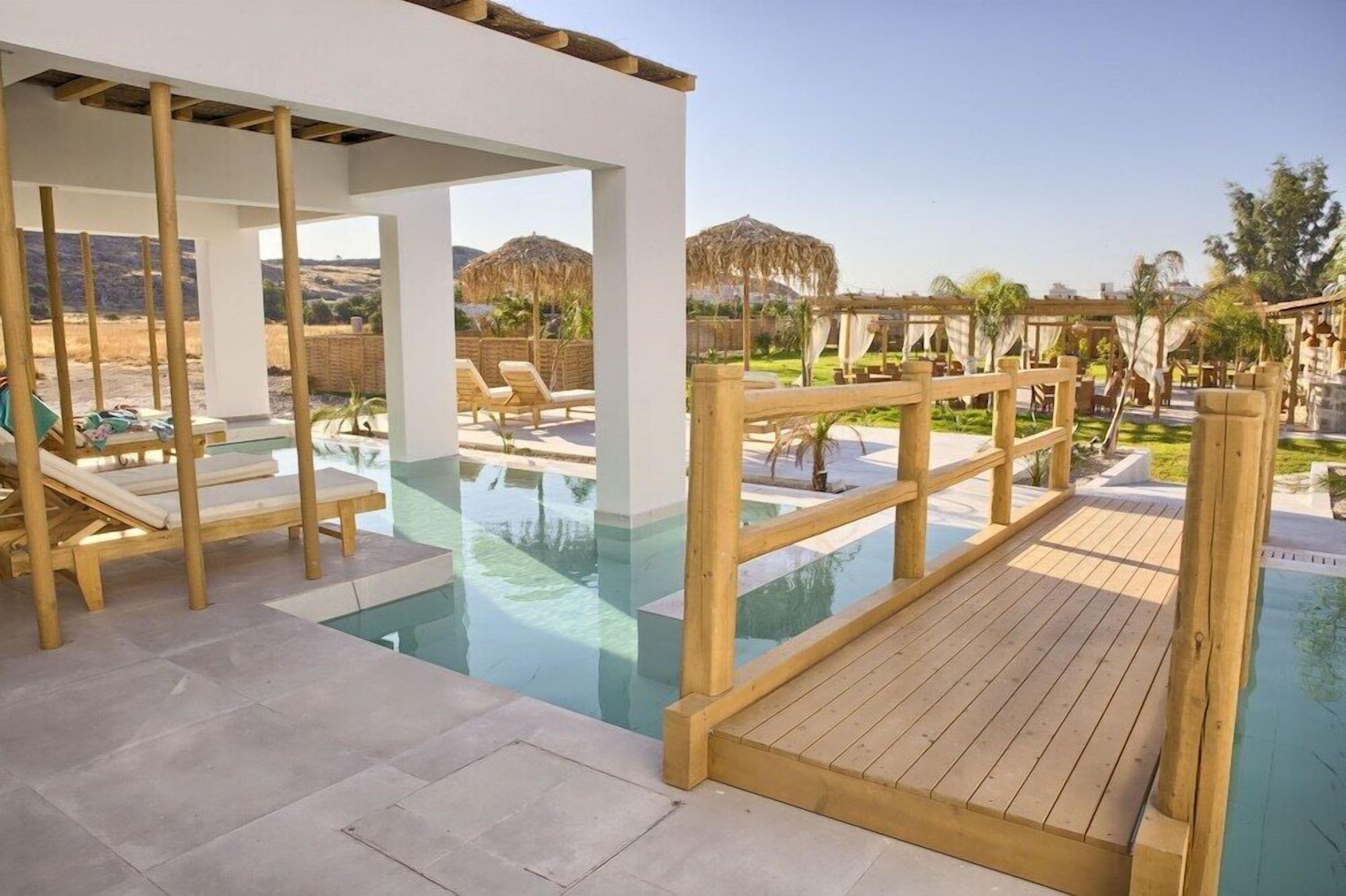 5 szabadtéri medence, felárért használható cabanák és napernyők