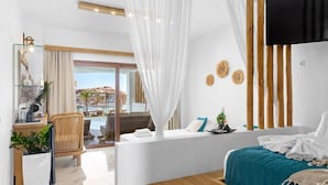 Una habitación de hotel moderna con una cama, un escritorio, una silla y vista al área de la piscina.