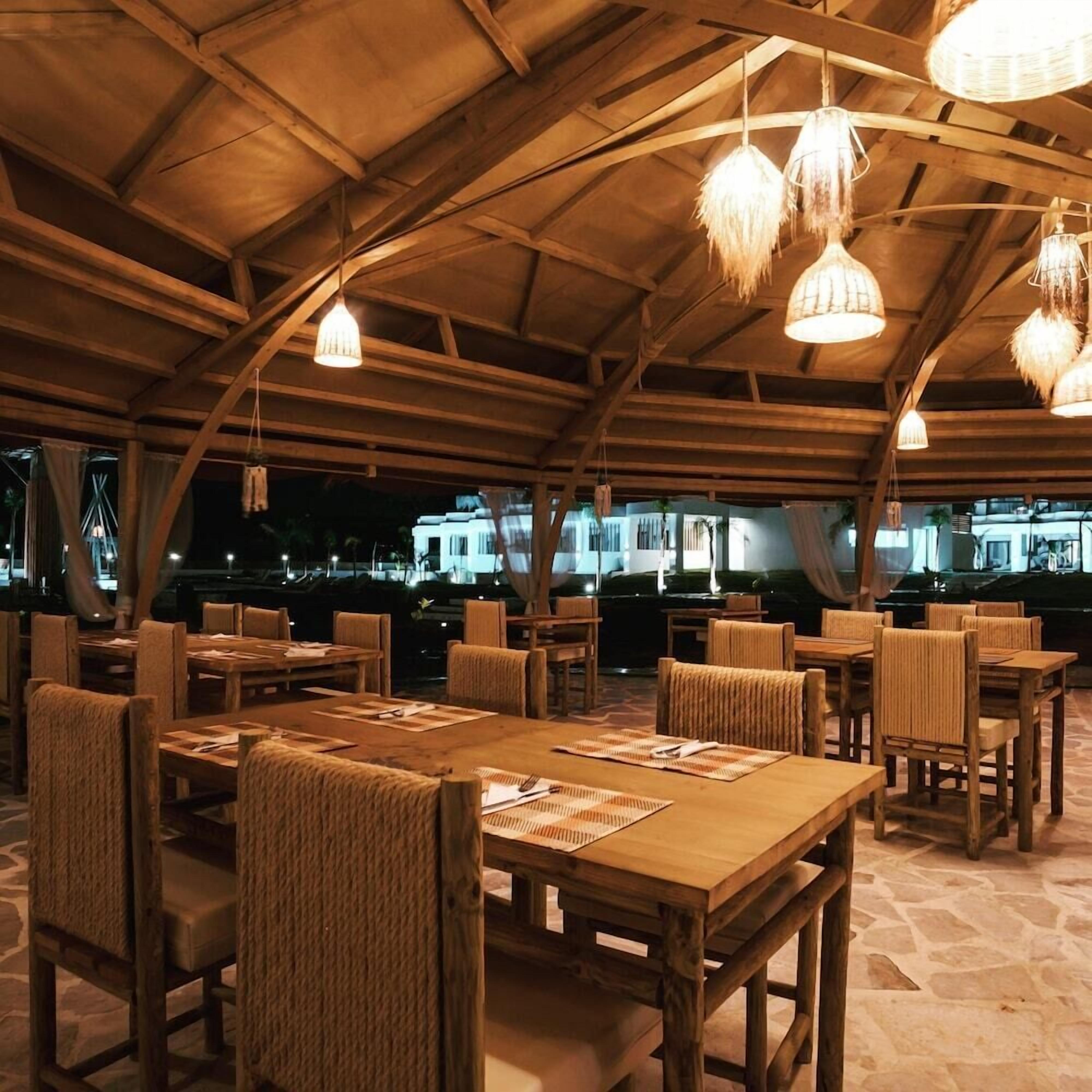 2 من المطاعم، حيث تُقدم وجبات الإفطار، الغداء، العشاء، الأطباق اليونانية