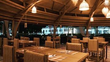 2 Restaurants, Frühstück, Mittagessen, Abendessen, griechische Küche