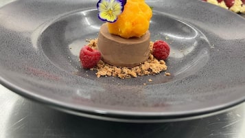 2 restaurants, breakfast, lunch, dinner served; Greek cuisine