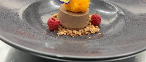 2 restaurants, breakfast, lunch, dinner served; Greek cuisine