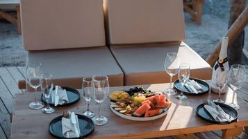 2 restaurants, breakfast, lunch, dinner served; Greek cuisine