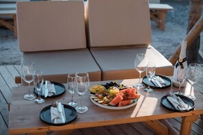 2 restaurantes; se sirven desayunos, almuerzos, cenas y cocina griega 