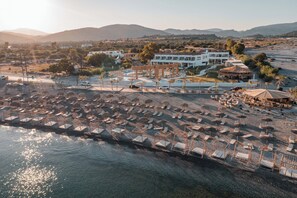 Playa privada, traslado desde/hacia la playa gratis, camas de playa