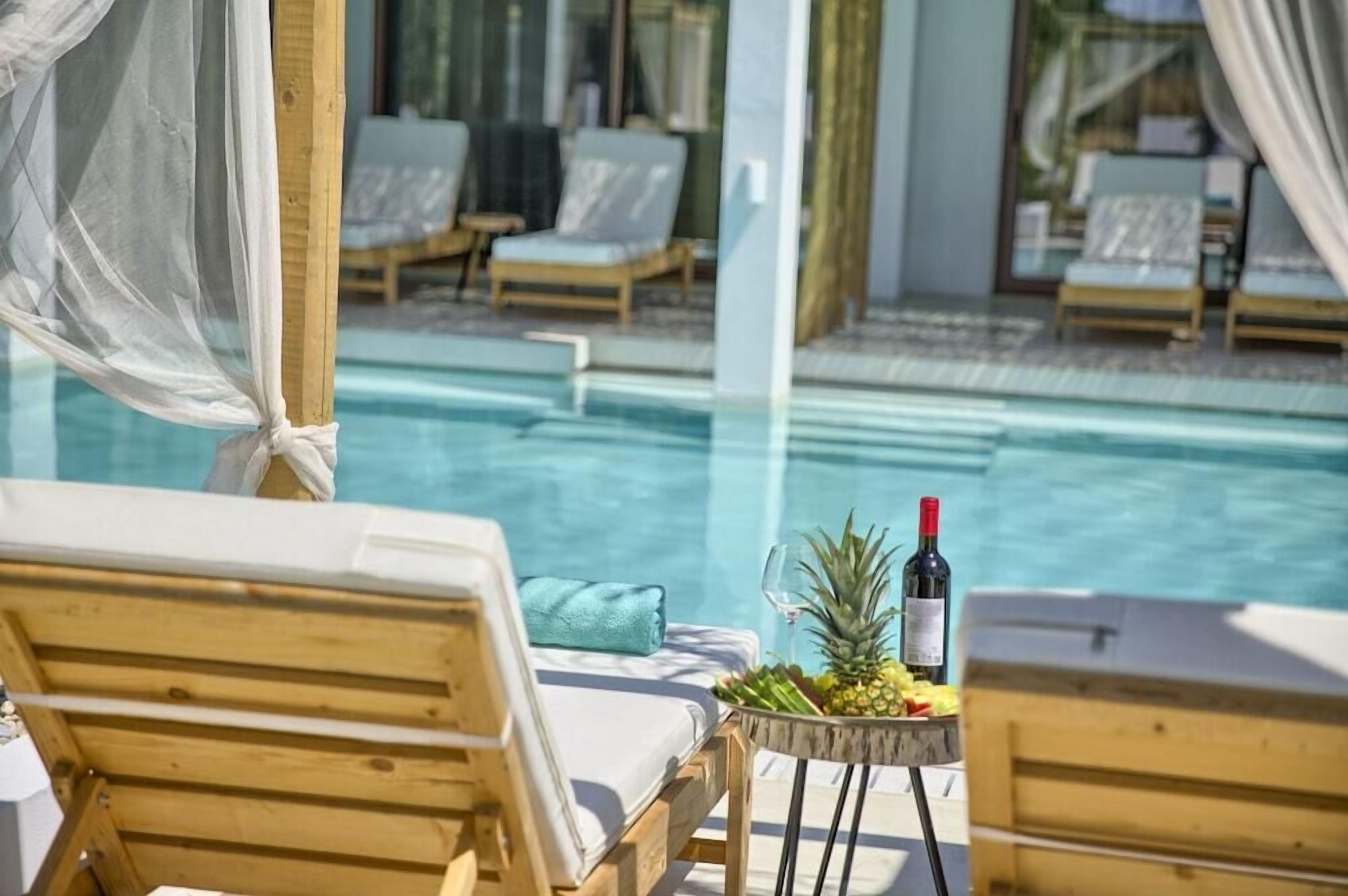 5 hồ bơi ngoài trời, lều (phụ phí), dù/ô trên bãi biển/hồ bơi 