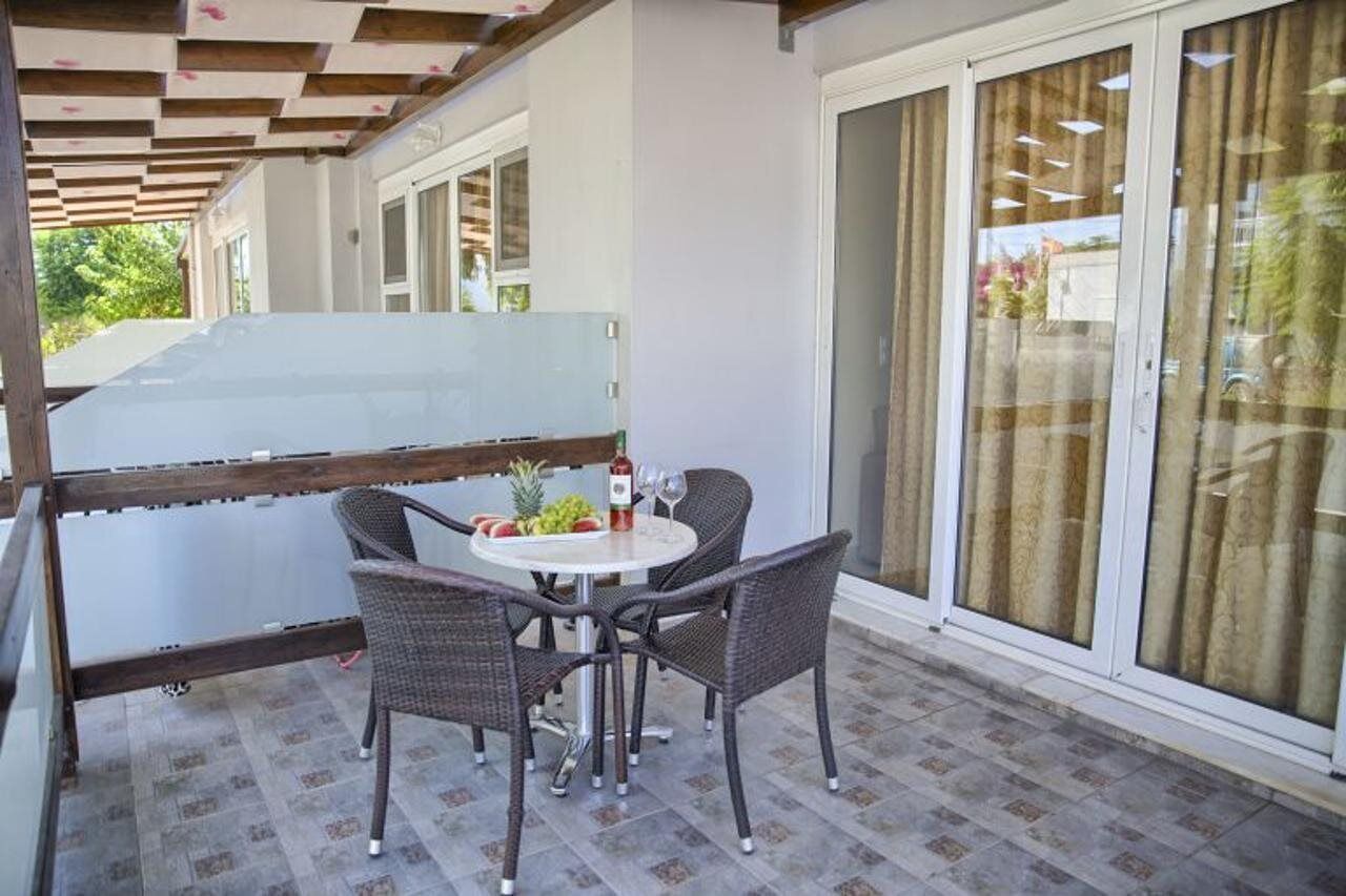 2 nhà hàng, phục vụ bữa sáng, bữa trưa, bữa tối, món ăn Hy Lạp 