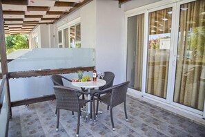 2 restaurantes, se sirven desayunos, comidas, cenas y cocina griega