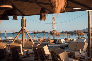 Aan een privéstrand, een gratis shuttleservice van/naar het strand