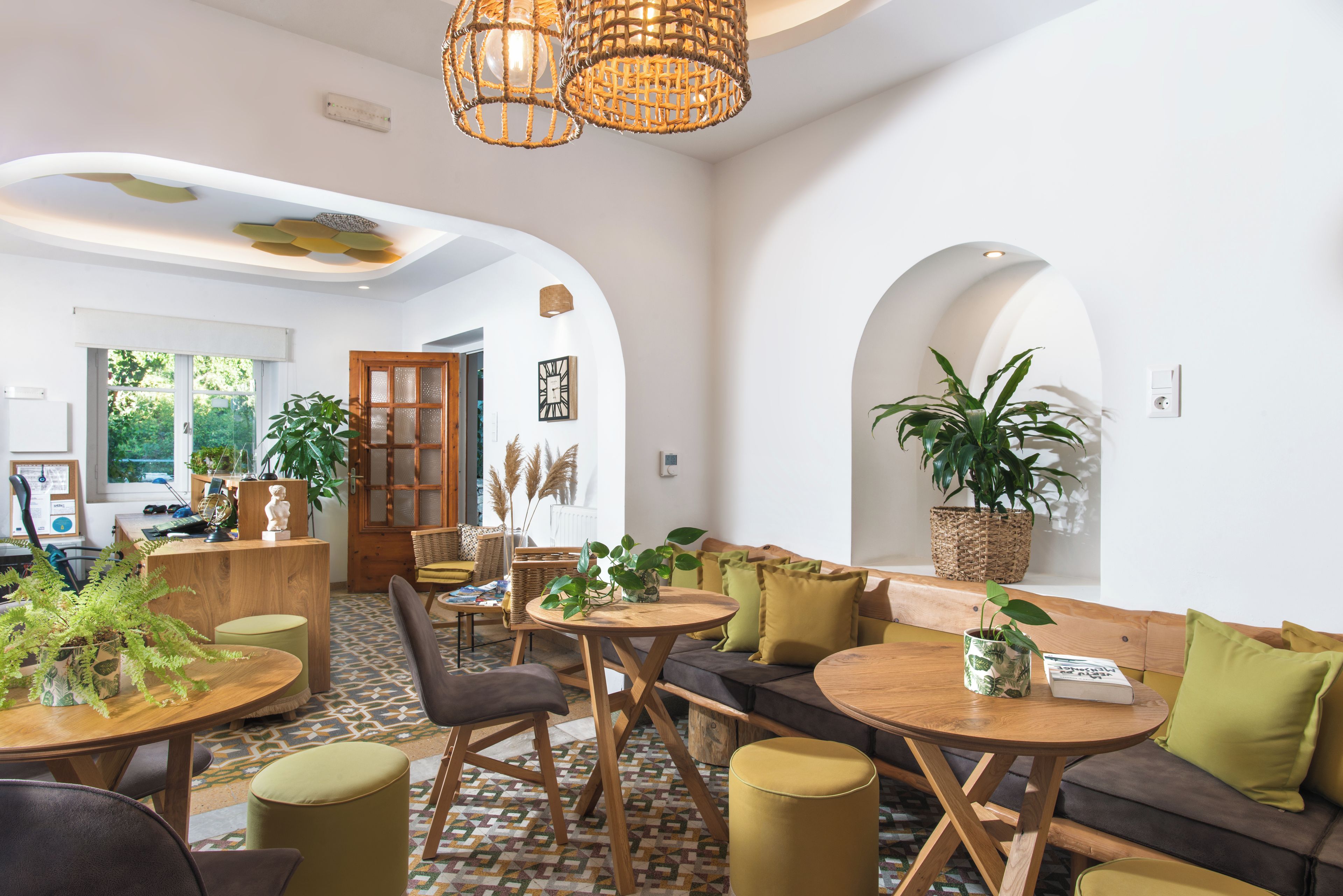 Un interior moderno con una zona de estar, muebles de madera y plantas en macetas.