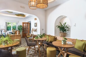 Un intérieur moderne avec un coin salon, des meubles en bois et des plantes en pot.