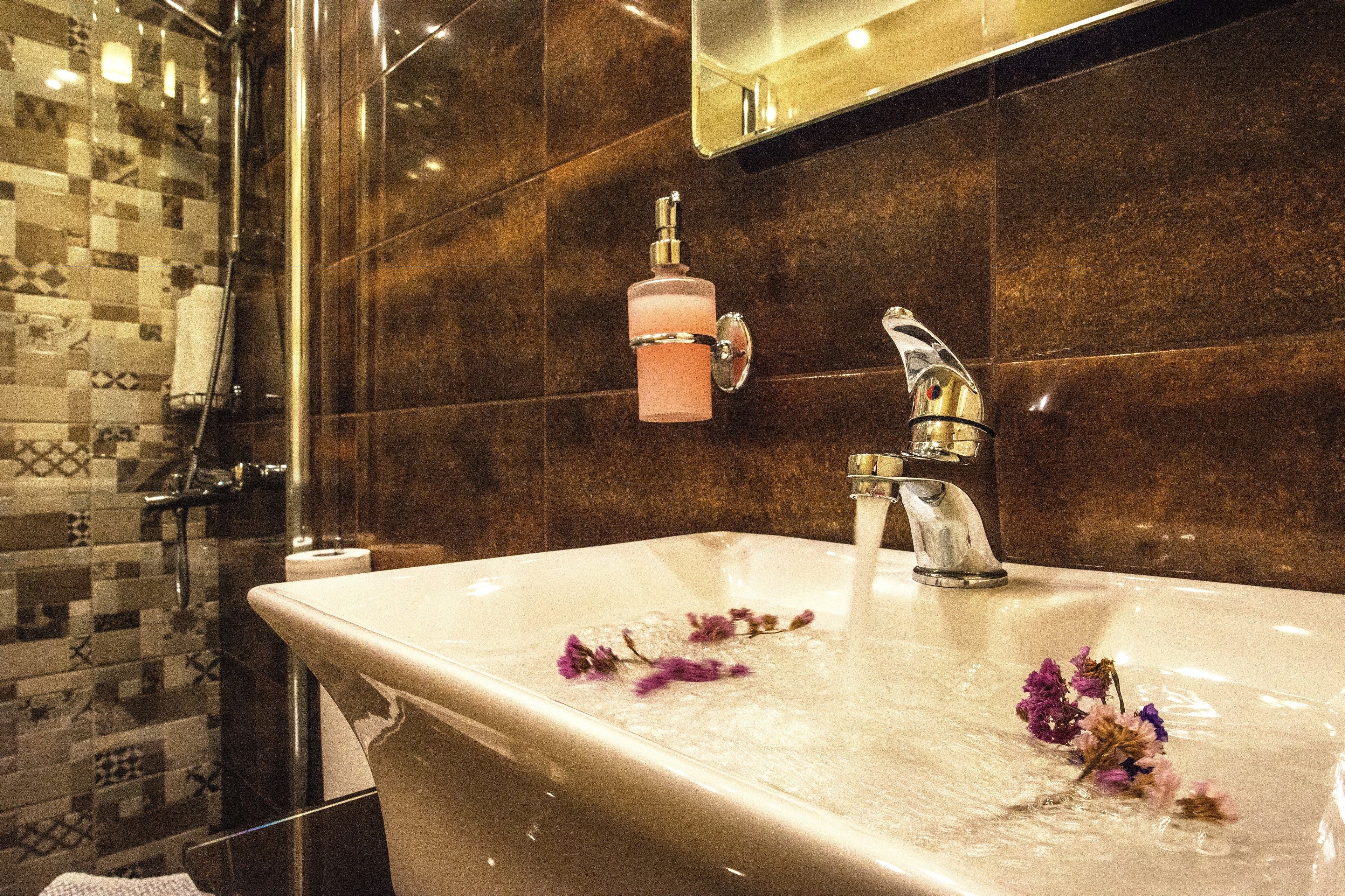 standard double room | bathroom | combined shower/bathtub, hair dryer, towels