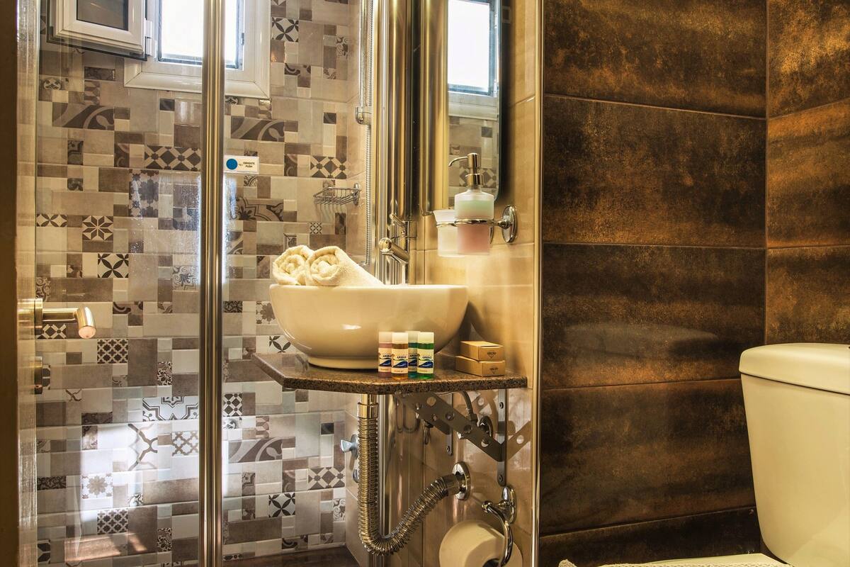 basic single room, 1 bedroom | bathroom | combined shower/bathtub, hair dryer, towels